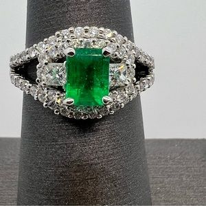 18k White Gold Diamond & Emerald Ring